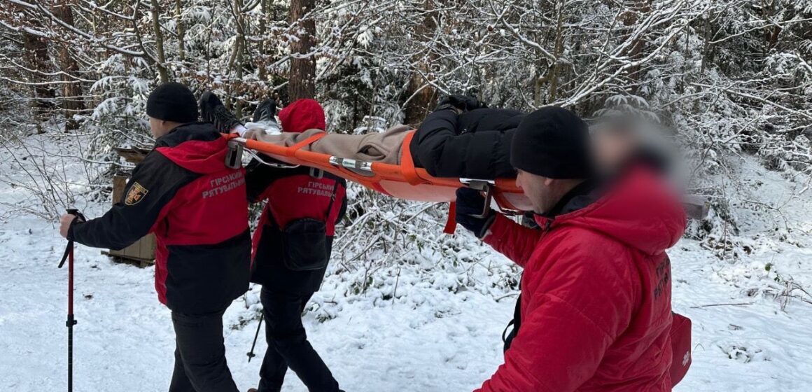Біля скель Довбуша травмувався турист із Миколаєва