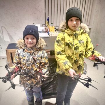 На Прикарпатті діти придбали чотири FPV-дрони для коломийської “десятки”