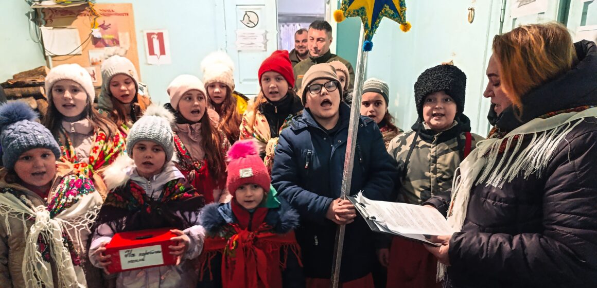 Момент світла та надії: до прикарпатських тероборонівців завітали маленькі колядники (ФОТО)