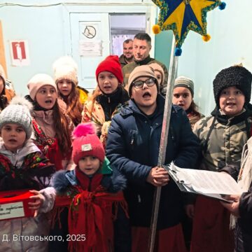 Момент світла та надії: до прикарпатських тероборонівців завітали маленькі колядники (ФОТО)