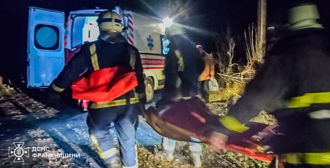 На Рогатинщині «швидка» не змогла доїхати до хворого: знадобилась допомога рятувальників