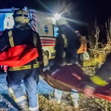 На Рогатинщині «швидка» не змогла доїхати до хворого: знадобилась допомога рятувальників
