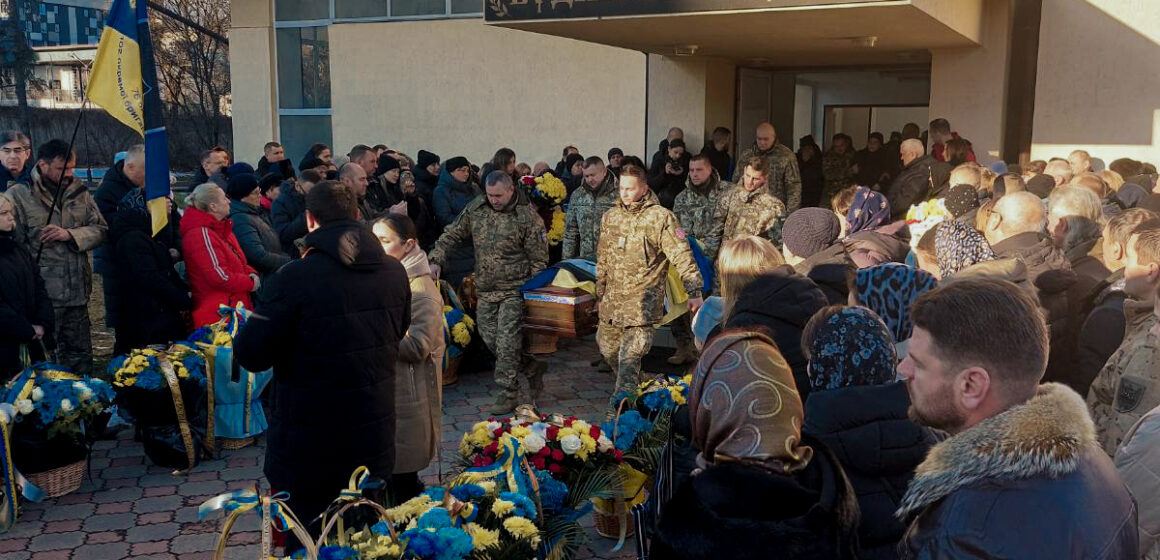 “Був втіленням світла, доброти та відданості”: в Івано-Франківську провели в останню путь полеглого захисника Назара Барнецького