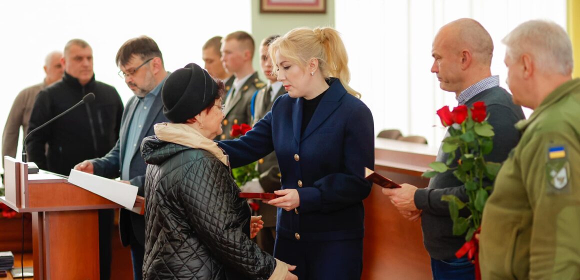 Рідним полеглих захисників з Надвірнянщини вручили державні та обласні відзнаки