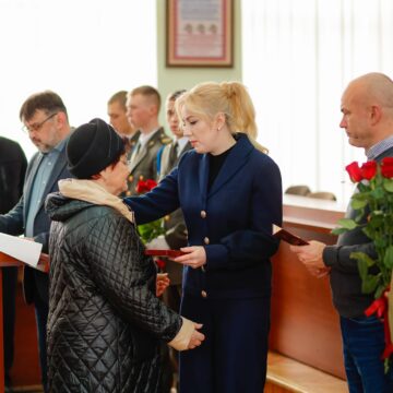 Рідним полеглих захисників з Надвірнянщини вручили державні та обласні відзнаки