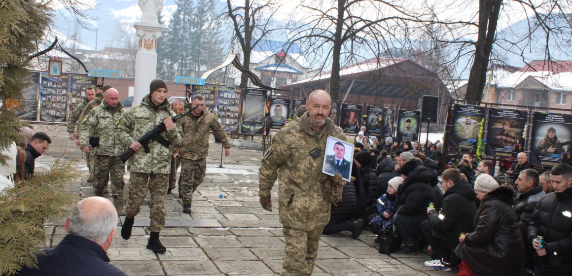 Верховинщина провела в останню путь 30-річного захисника Романа Мартищука
