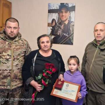 Матері полеглого захисника з Косівщини Миколи Клим’юка передали посмертну нагороду сина