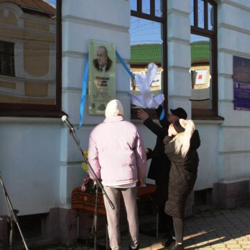 У Тлумачі відкрили меморіальну дошку Володимиру Корженьовському У Тлумачі відкрили меморіальну дошку Володимиру Корженьовському