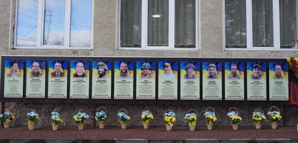 У Ворохті відкрили 13 меморіальних дошок загиблим на війні військовим та волонтерам (ФОТО)