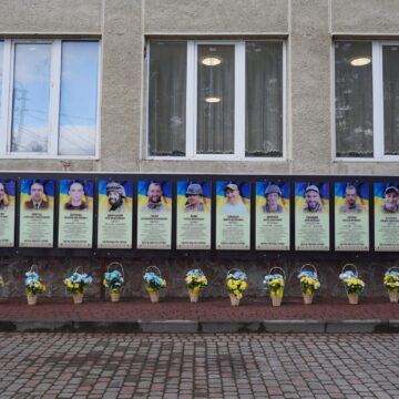 У Ворохті відкрили 13 меморіальних дошок загиблим на війні військовим та волонтерам (ФОТО)
