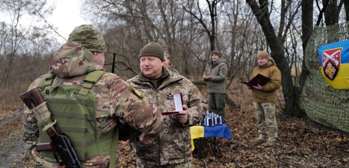 Командувач ОК “Захід” нагородив підполковника з Надвірнянщини Романа Монастирецького відзнакою «Срібний хрест»