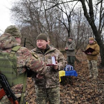 Командувач ОК “Захід” нагородив підполковника з Надвірнянщини Романа Монастирецького відзнакою «Срібний хрест»