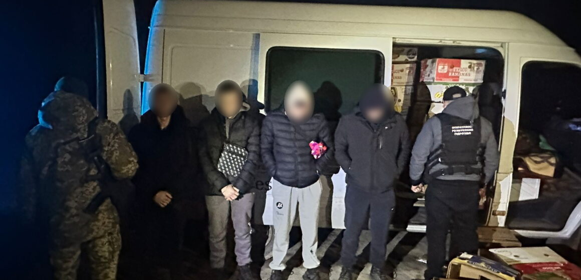 Прикордонники виявили серед коробок у мікроавтобусі прикарпатця, який намагався виїхати за кордон