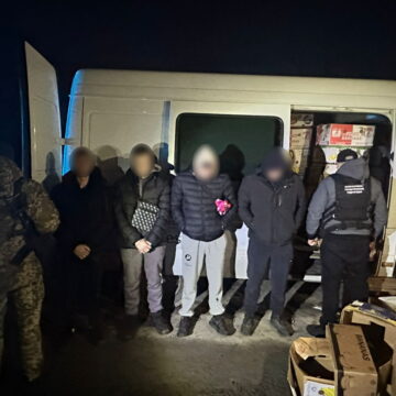 Прикордонники виявили серед коробок у мікроавтобусі прикарпатця, який намагався виїхати за кордон