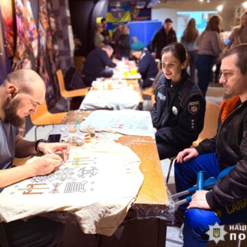 В Івано-Франківську для поранених поліцейських та військових провели творче дозвілля (ФОТО)