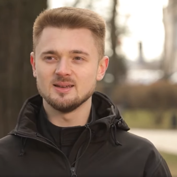 Випускник престижного Єльського університету Олексій Антонюк з Коломиї відмовився від життя у США заради служби в Україні (ВІДЕО) Випускник престижного Єльського університету Олексій Антонюк з Коломиї відмовився від життя у США заради служби в Україні (ВІДЕО)