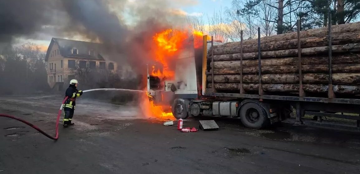 В Болехові горіла вантажівка з деревиною