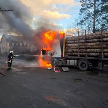 В Болехові горіла вантажівка з деревиною В Болехові горіла вантажівка з деревиною