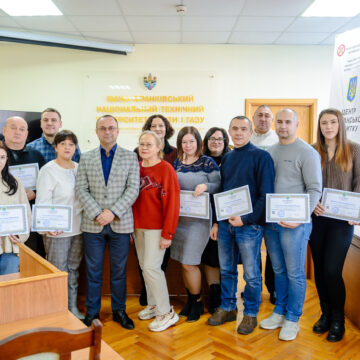 Перші випускники Центру ветеранського розвитку ІФНТУНГ отримали сертифікати Перші випускники Центру ветеранського розвитку ІФНТУНГ отримали сертифікати