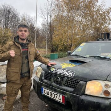 Зустрічає окупантів букетами «Гвоздик» Зустрічає окупантів букетами «Гвоздик»