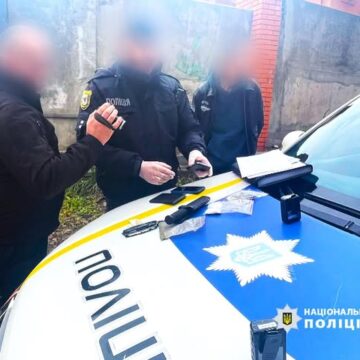 Наркотичні речовини та холодну зброю прикарпатські поліцейські виявили у правопорушника