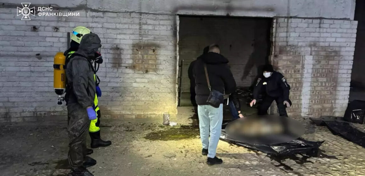 У Коломиї рятувальники витягли тіло чоловіка з вигрібної ями