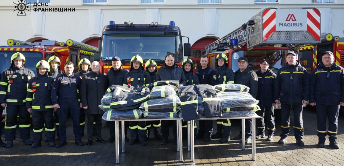 Рятувальники Івано-Франківська отримали комплекти захисного одягу від міської влади