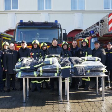 Рятувальники Івано-Франківська отримали комплекти захисного одягу від міської влади