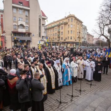 День Соборності України в Івано-Франківську відзначили в молитві за полеглих захисників України, а їхнім рідним вручили посмертні відзнаки міського голови «За честь і звитягу»