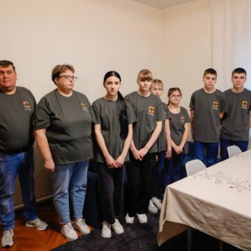 Світлана Онищук передала ключі від будинку великій прийомній родині