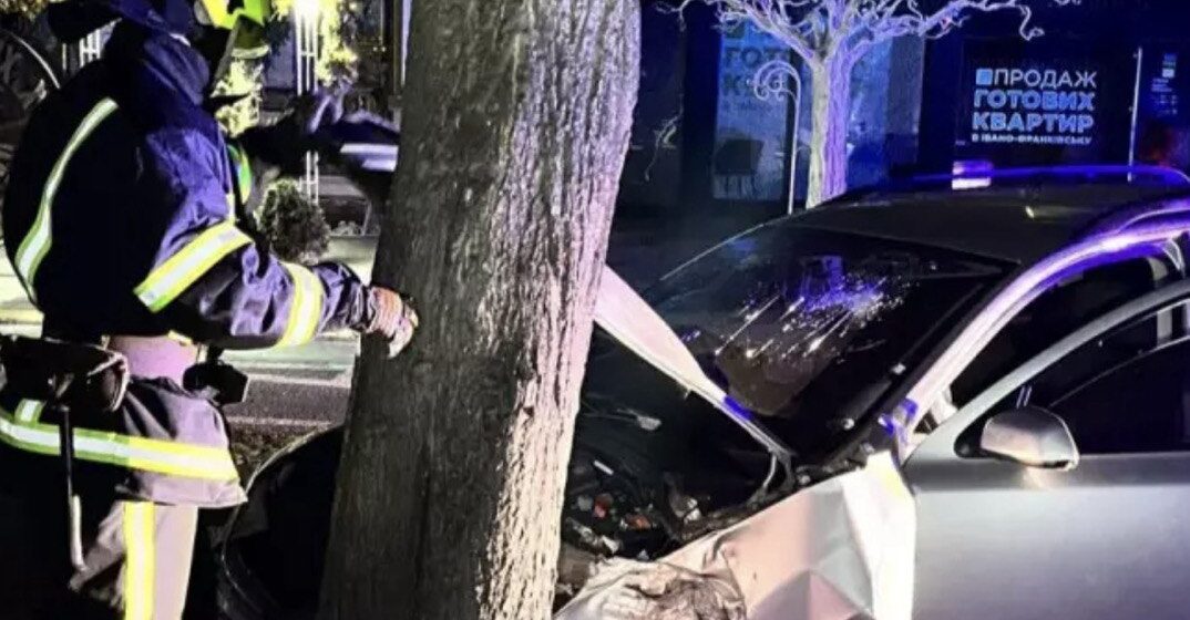 В Івано-Франківську серед ночі легковик врізався у дерево (ФОТОФАКТ)