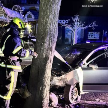В Івано-Франківську серед ночі легковик врізався у дерево (ФОТОФАКТ)