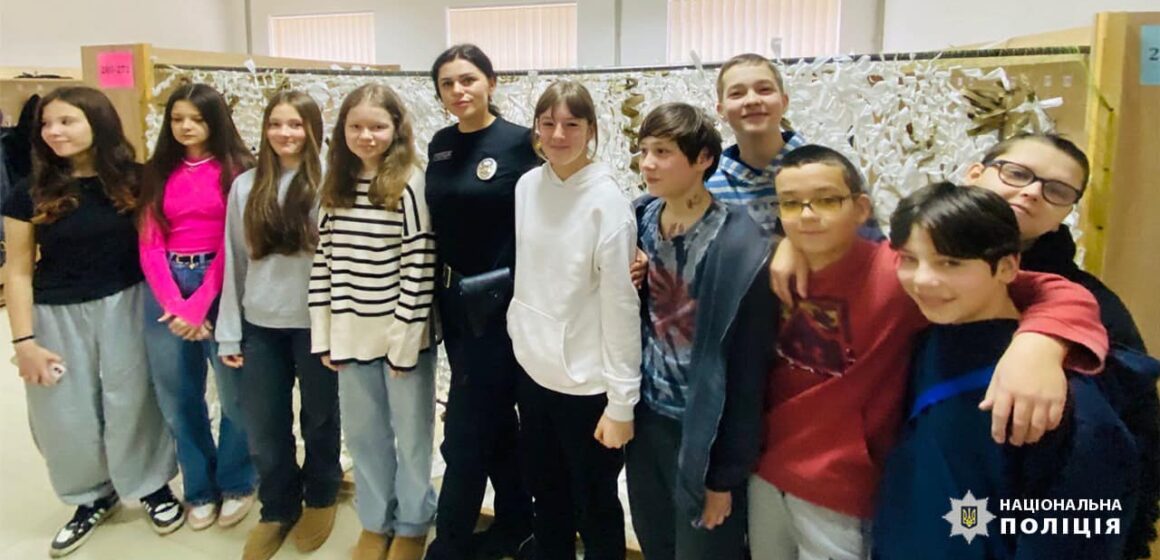 У Надвірні та Івано-Франківську школярі разом з офіцерами служби освітньої безпеки виготовили окопні свічки та маскувальні сітки