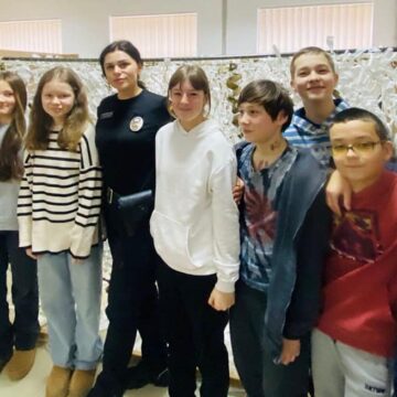 У Надвірні та Івано-Франківську школярі разом з офіцерами служби освітньої безпеки виготовили окопні свічки та маскувальні сітки