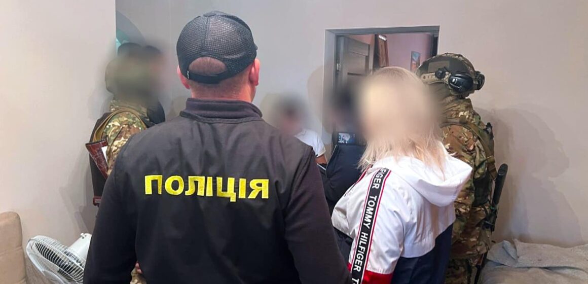Прикарпатські правоохоронці повідомили про підозру членам злочинної організованої групи за постачання наркотиків до випраної колонії та поширення злочинного випливу