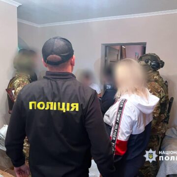Прикарпатські правоохоронці повідомили про підозру членам злочинної організованої групи за постачання наркотиків до випраної колонії та поширення злочинного випливу