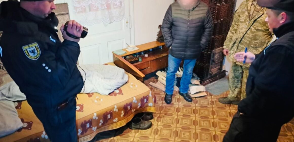 Завдавав низку ударів сокирою: поліцейські Прикарпаття затримали чоловіка, підозрюваного у вбивстві сусідки