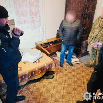 Завдавав низку ударів сокирою: поліцейські Прикарпаття затримали чоловіка, підозрюваного у вбивстві сусідки