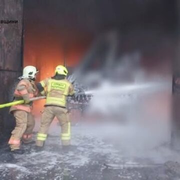 Рятувальники ліквідували пожежу у складському приміщенні, що виникла внаслідок російського обстрілу Рятувальники ліквідували пожежу у складському приміщенні, що виникла внаслідок російського обстрілу