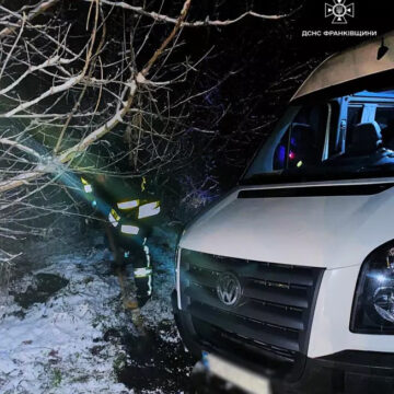 На Тисмениччині рятувальники відбуксирували мікроавтобус, який перевозив 15 людей