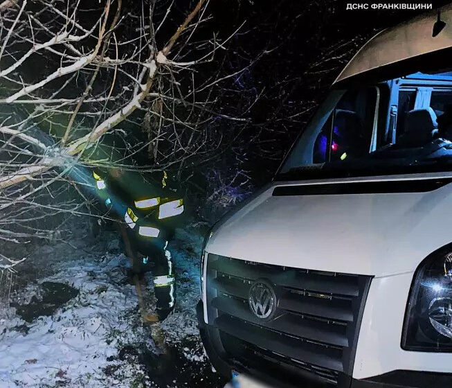 На Тисмениччині рятувальники відбуксирували мікроавтобус, який перевозив 15 людей