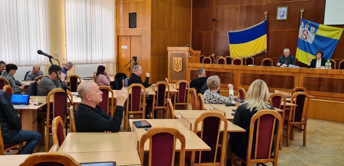 У Снятині визначили переможця конкурсу на вивезення сміття та обговорили організацію перевезення пасажирів на міському автобусному маршруті