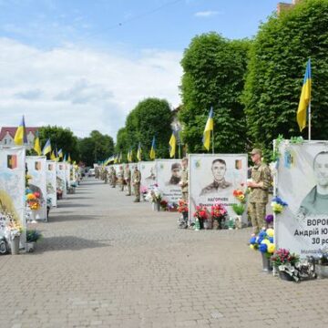 Дванадцятьом загиблим захисникам з Надвірнянської громади присвоєно звання “Воїн світла”