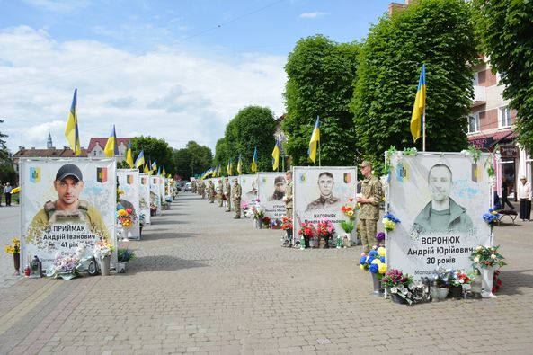 Дванадцятьом загиблим захисникам з Надвірнянської громади присвоєно звання “Воїн світла” Дванадцятьом загиблим захисникам з Надвірнянської громади присвоєно звання “Воїн світла”
