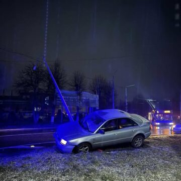 В Івано-Франківську нетверезий 69-річний водій врізався в електроопору
