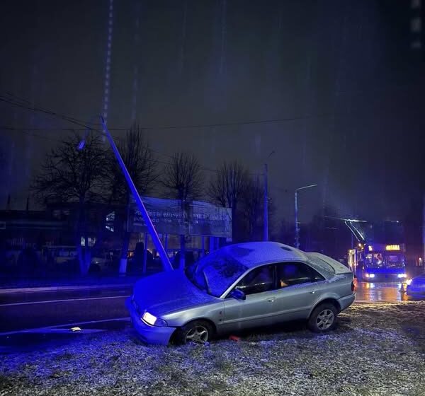 В Івано-Франківську нетверезий 69-річний водій врізався в електроопору