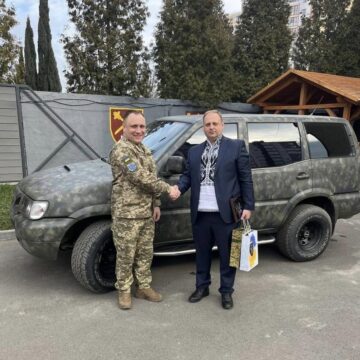 З нагоди свого 40-річчя директор Прикарпатського онкологічного центру Ігор Дмитренко передав військовим повнопривідний позашляховик (ФОТО)