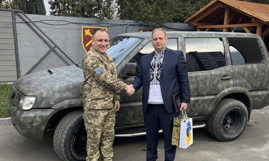 З нагоди свого 40-річчя директор Прикарпатського онкологічного центру Ігор Дмитренко передав військовим повнопривідний позашляховик (ФОТО)