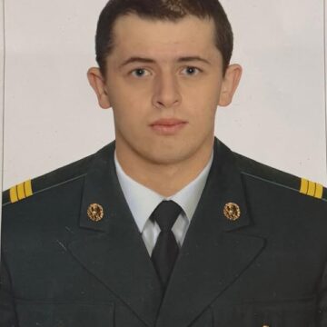З війни “на щиті” на рідне Прикарпаття повертається капітан ЗСУ Максим Ємець