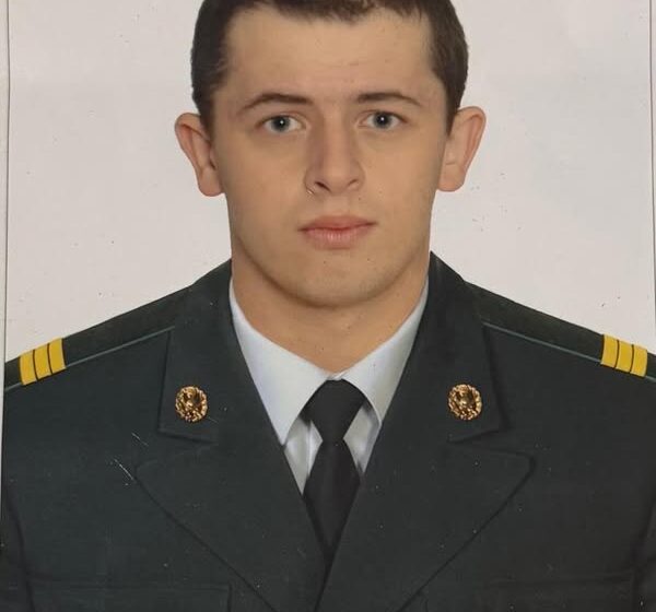 З війни “на щиті” на рідне Прикарпаття повертається капітан ЗСУ Максим Ємець